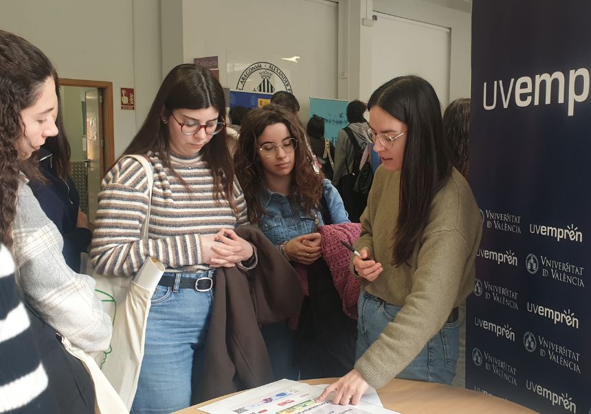 Estudiantes acercándose al stande UVemprén